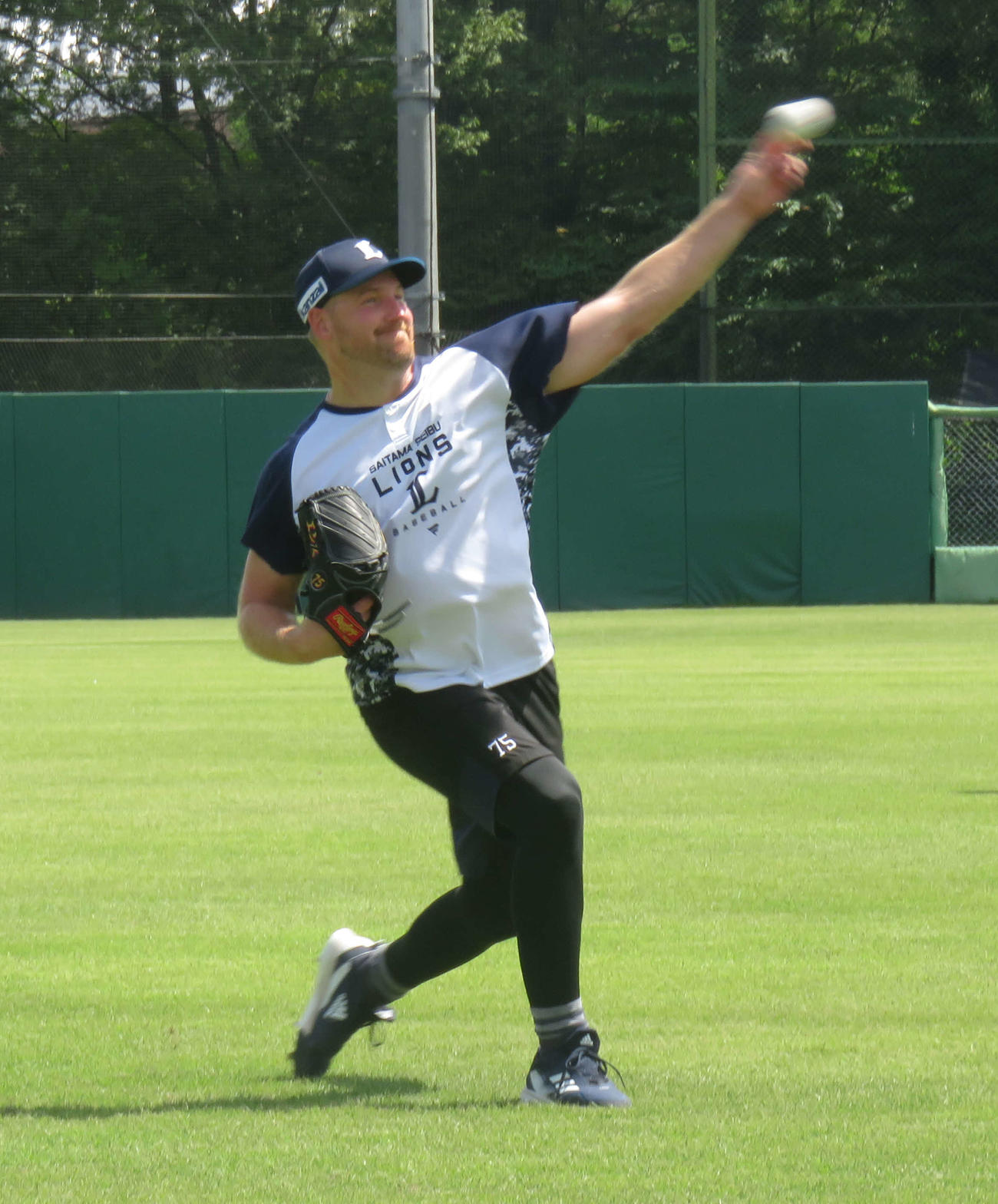 先発する22日のオリックス戦に向けてキャッチボールを行う西武エンス