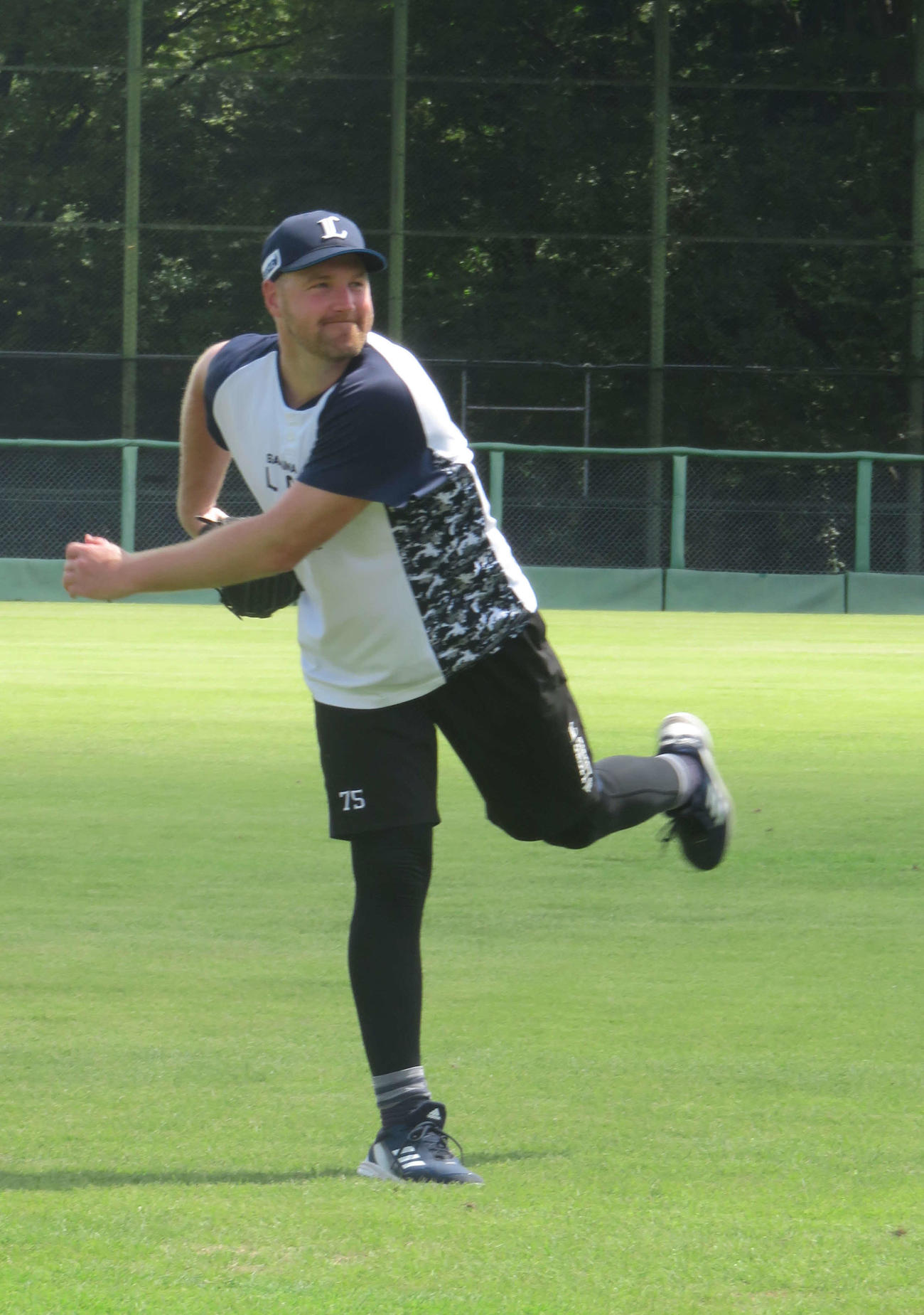 先発する22日オリックス戦に向けてキャッチボールを行う西武エンス