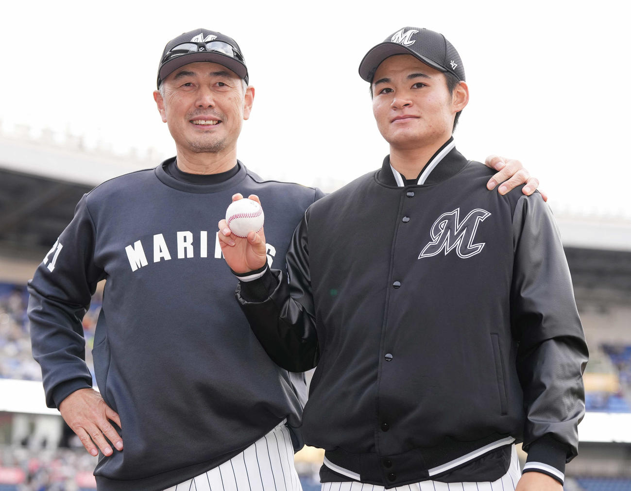 ロッテ対日本ハム　プロ初勝利のロッテ中森（右）は吉井監督と記念撮影（2023年4月5日撮影）