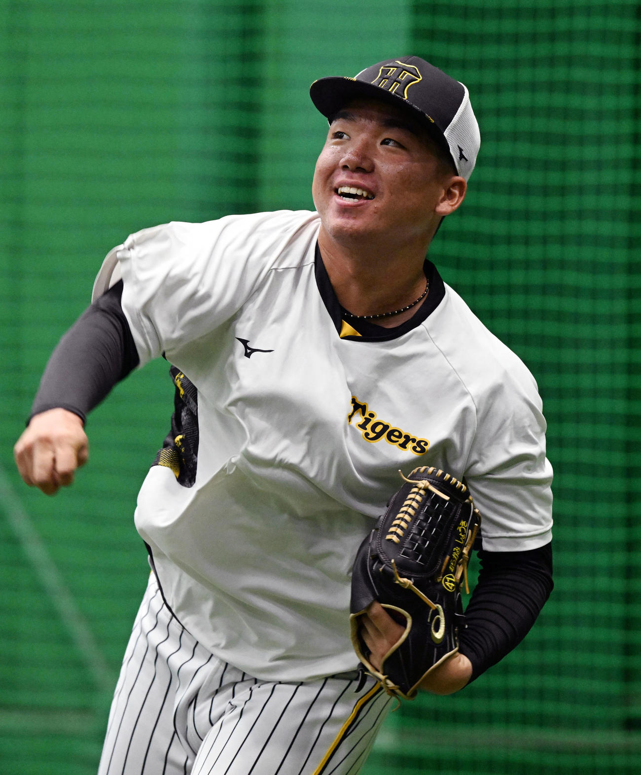 笑顔でキャッチボールを行う村上（撮影・前岡正明）