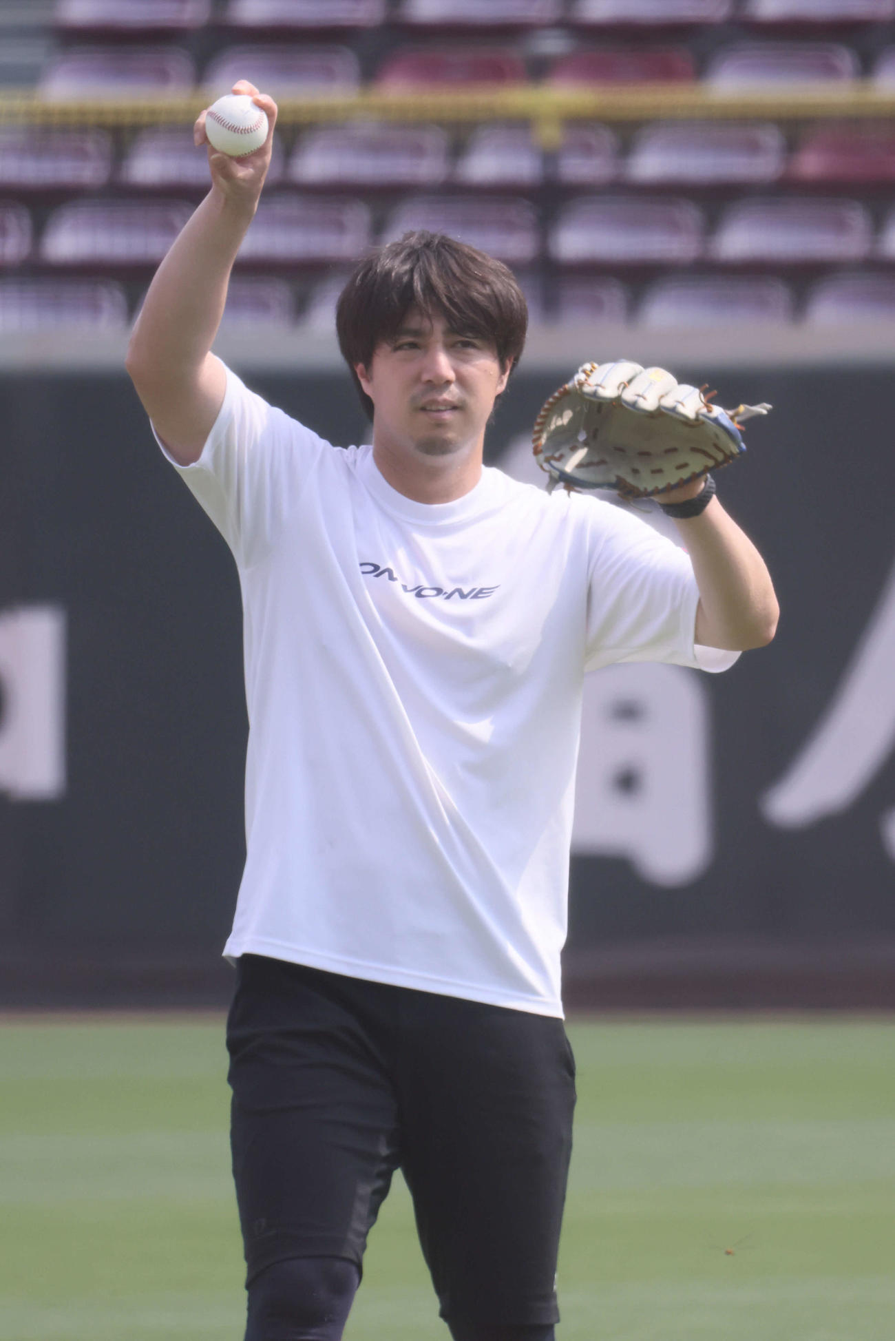 投手指名練習でキャッチボールをする広島野村（撮影・加藤孝規）