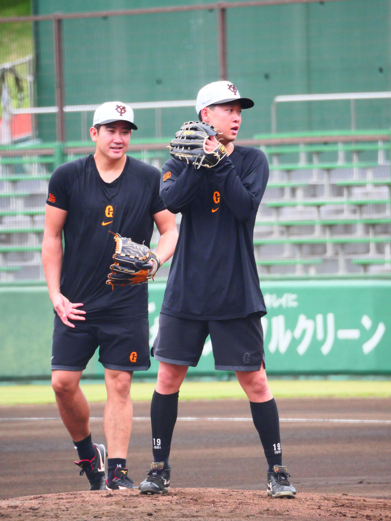 守備練習をする左から巨人菅野、山崎伊織（撮影・上田悠太）