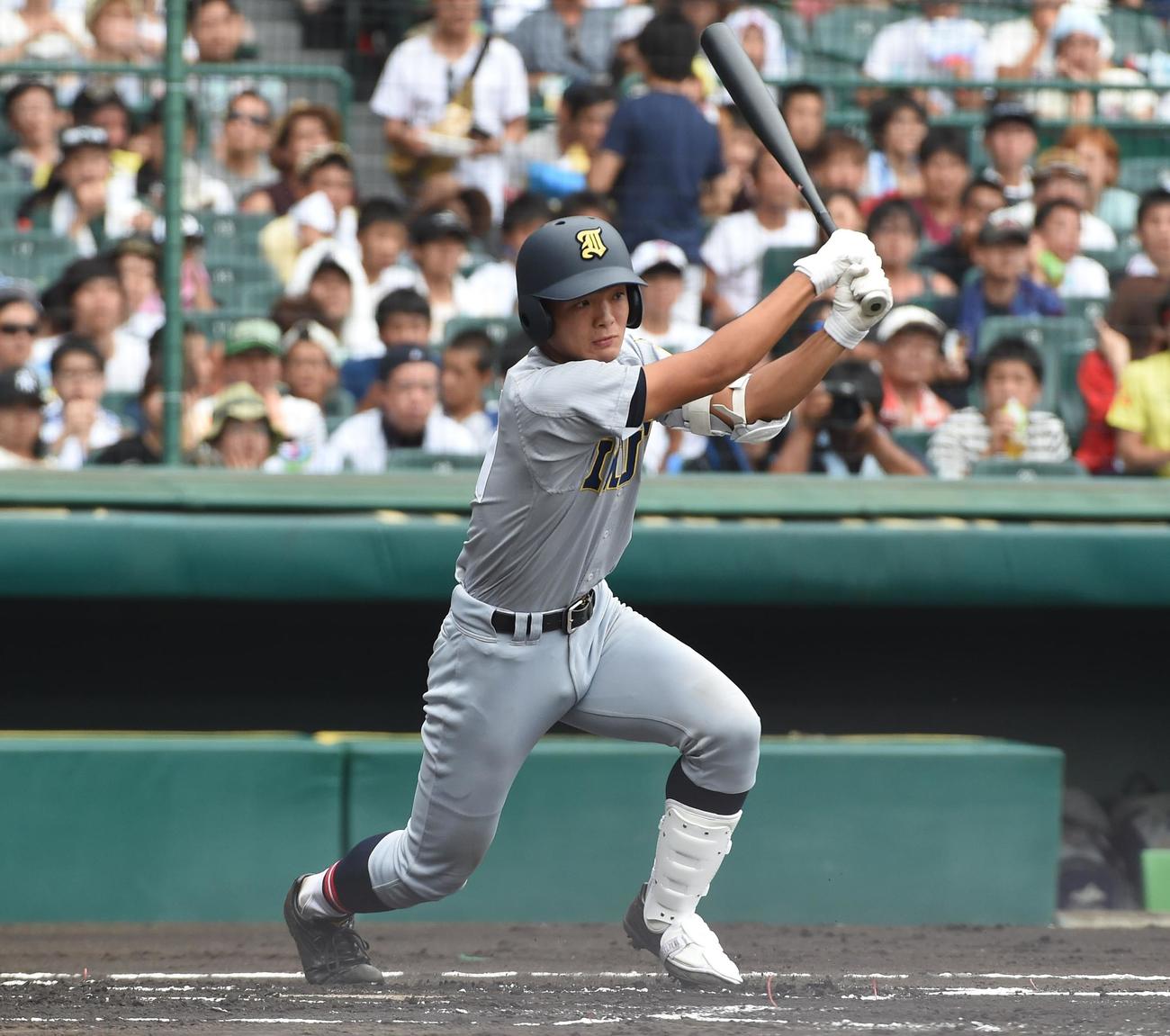 15年、夏の甲子園３回戦で適時打を放つ仙台育英・郡司裕也