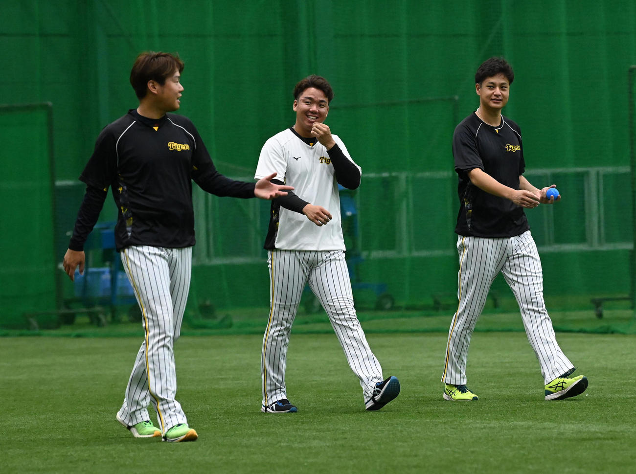 笑顔で練習を行う阪神の、左から西勇、村上、大竹（撮影・前岡正明）