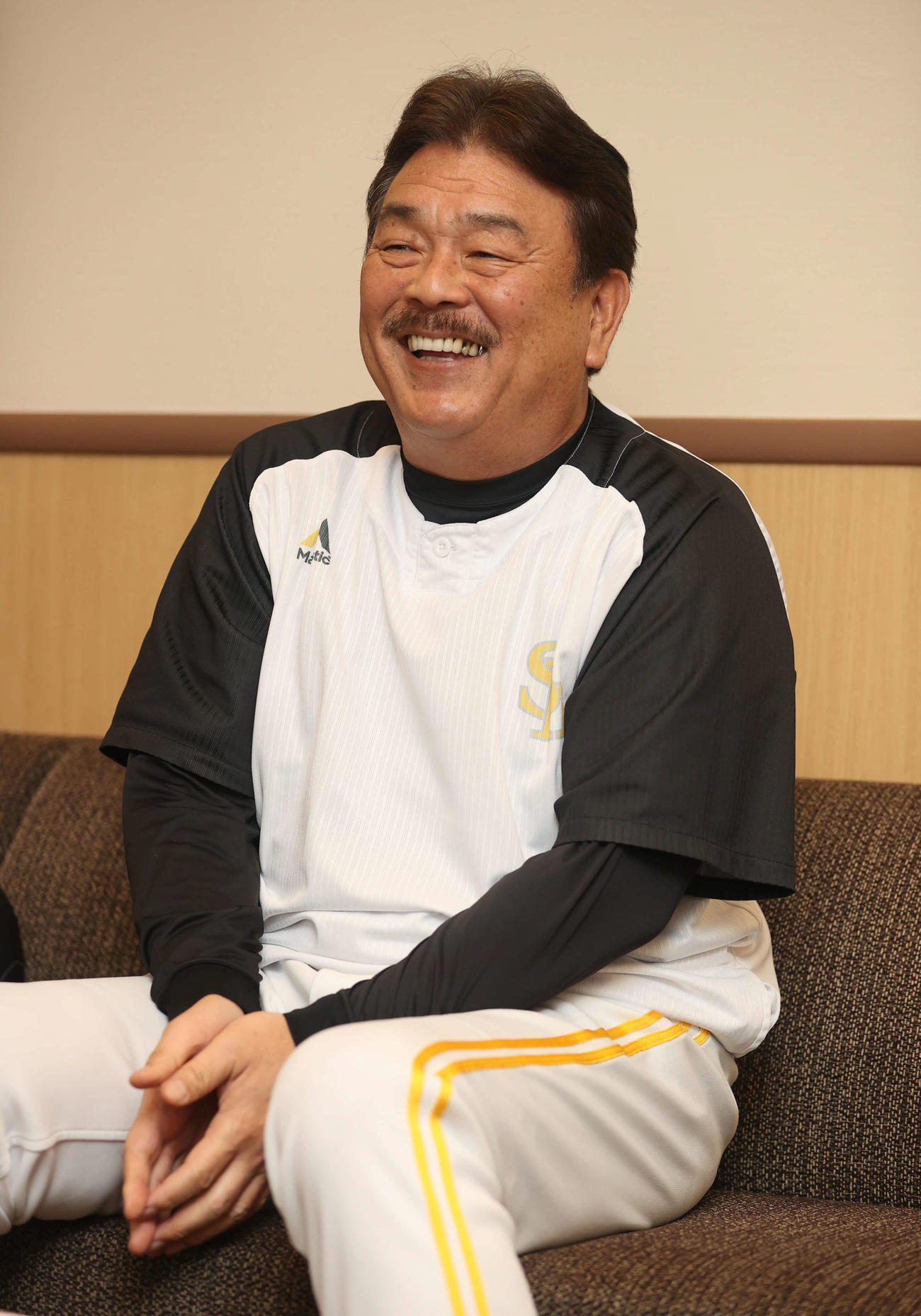 天理高時時代の思い出を振り返り笑みがこぼれる藤本監督（撮影・冨田成美）