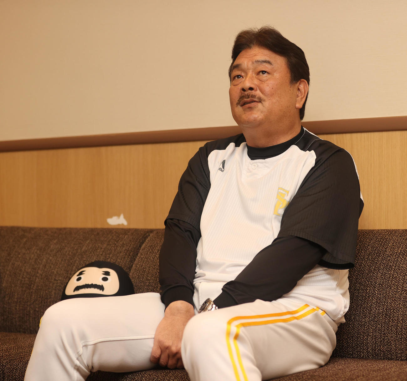 天理高等学校時代の思い出を振り返る藤本博史監督（撮影・冨田成美）＝2023年8月11日、福岡ペイペイドーム