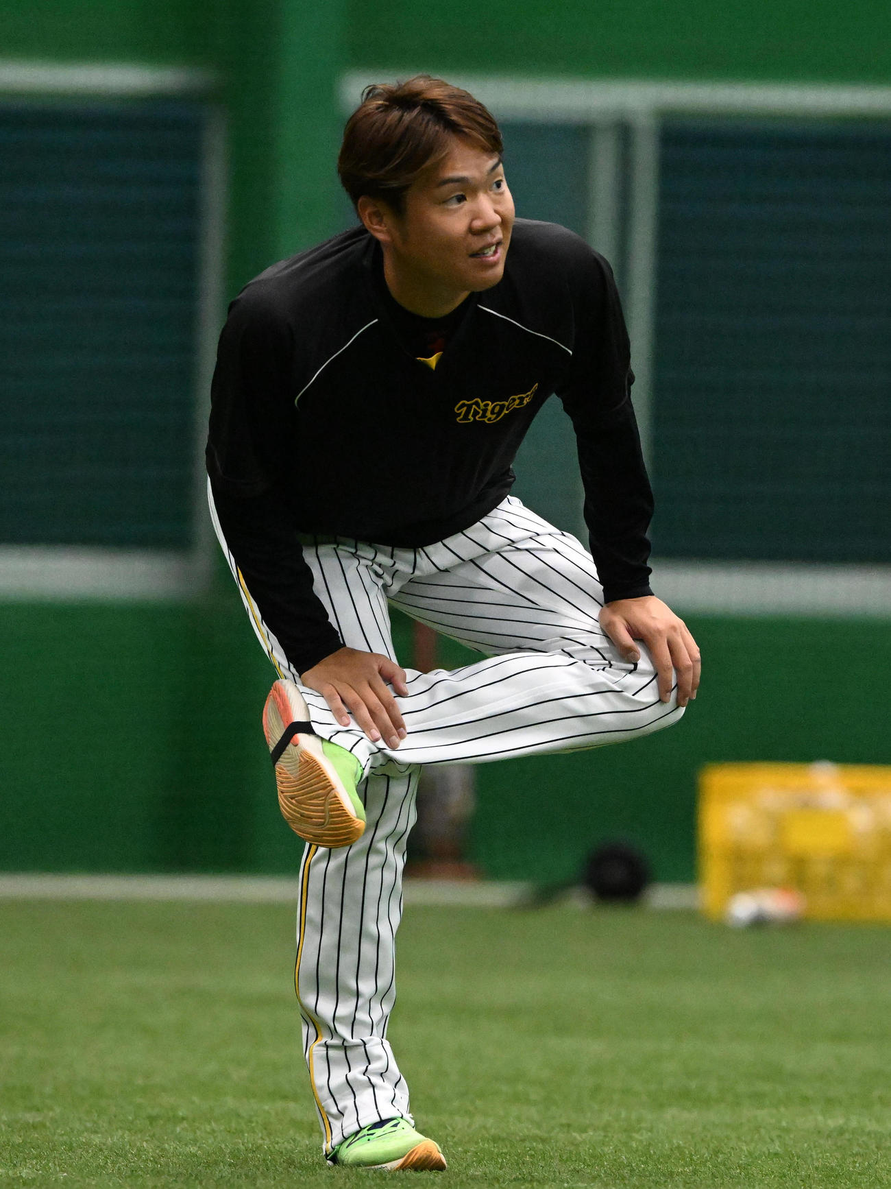 笑顔で練習を行う西勇（撮影・前岡正明）