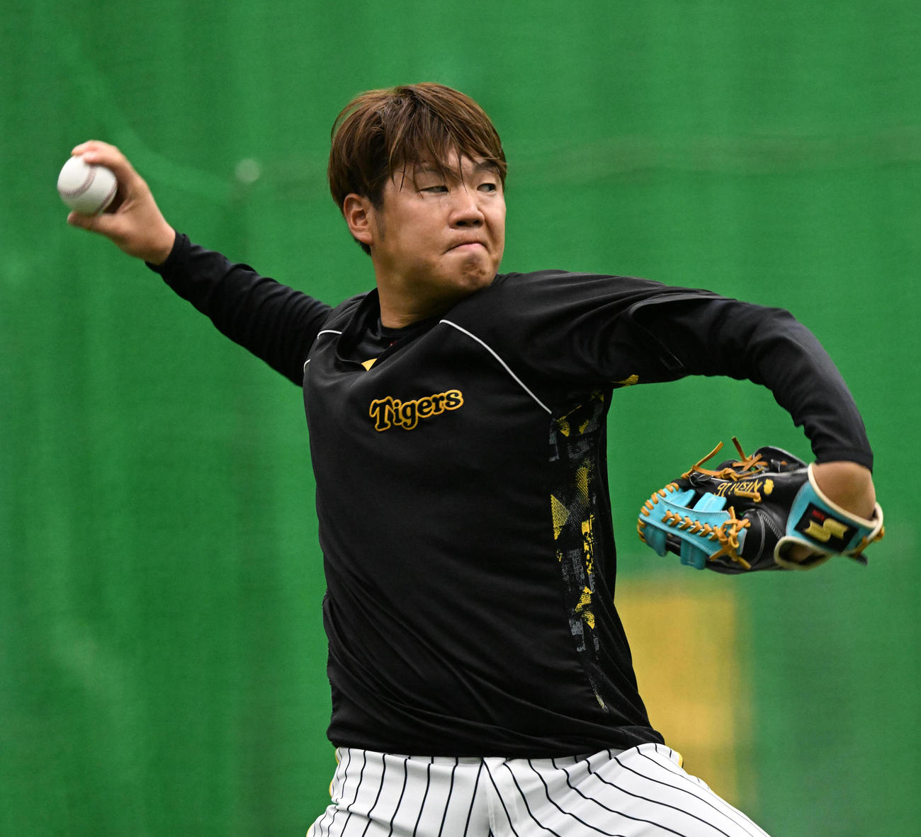 力強いキャッチボールを行う西勇（撮影・前岡正明）