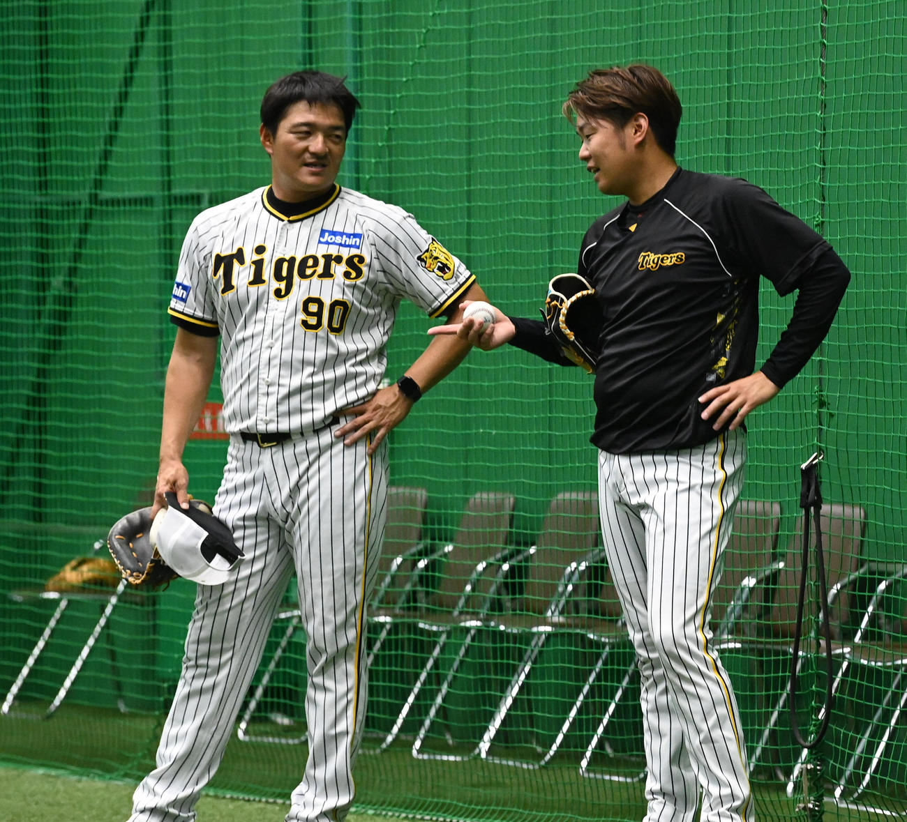 久保田コーチ（左）と話す西勇（撮影・前岡正明）