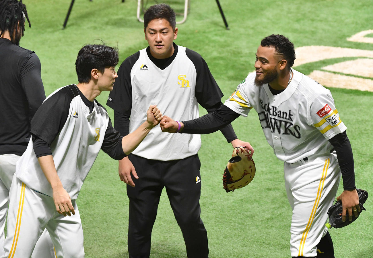 ソフトバンク新入団のヘルナンデス（右）は和田毅と笑顔でグータッチを交わす（2023年8月8日撮影）