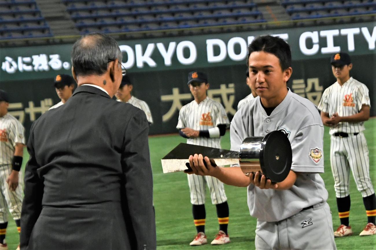 堀内恒夫大会会長からジャイアンツカップを受け取った世田谷西・藤原主将