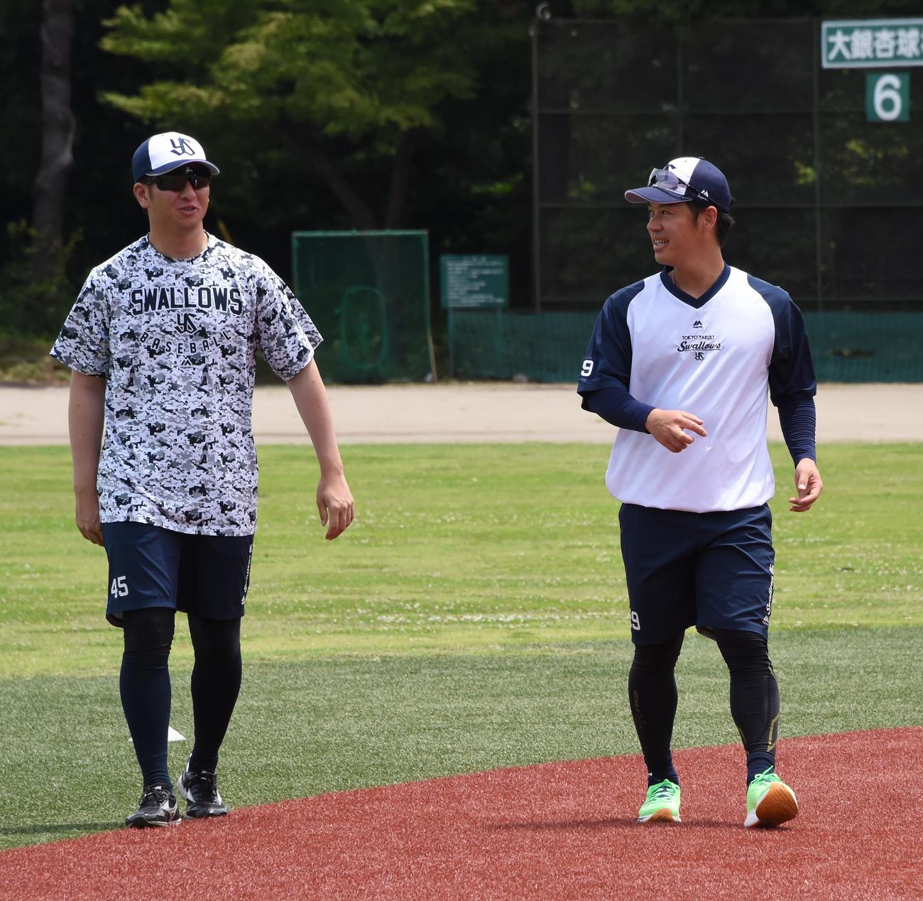 ヤクルト小川（右）は小沢と笑顔で言葉を交わす（2023年6月撮影）