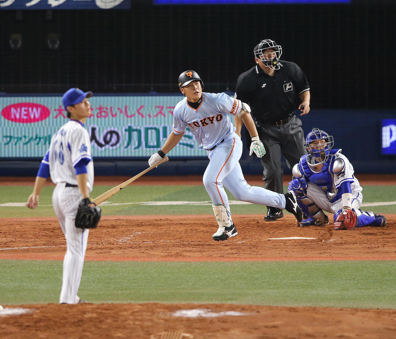2015年9月5日、DeNA対巨人　5回表巨人2死三塁、砂田（手前）から左越えにプロ初本塁打を放つ岡本