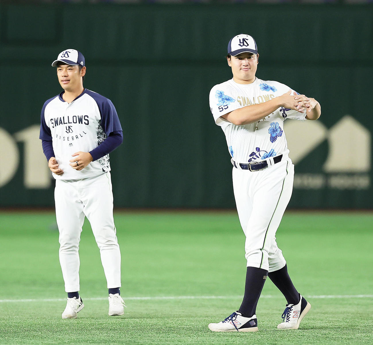 練習するヤクルト村上（右）と小川（撮影・足立雅史）