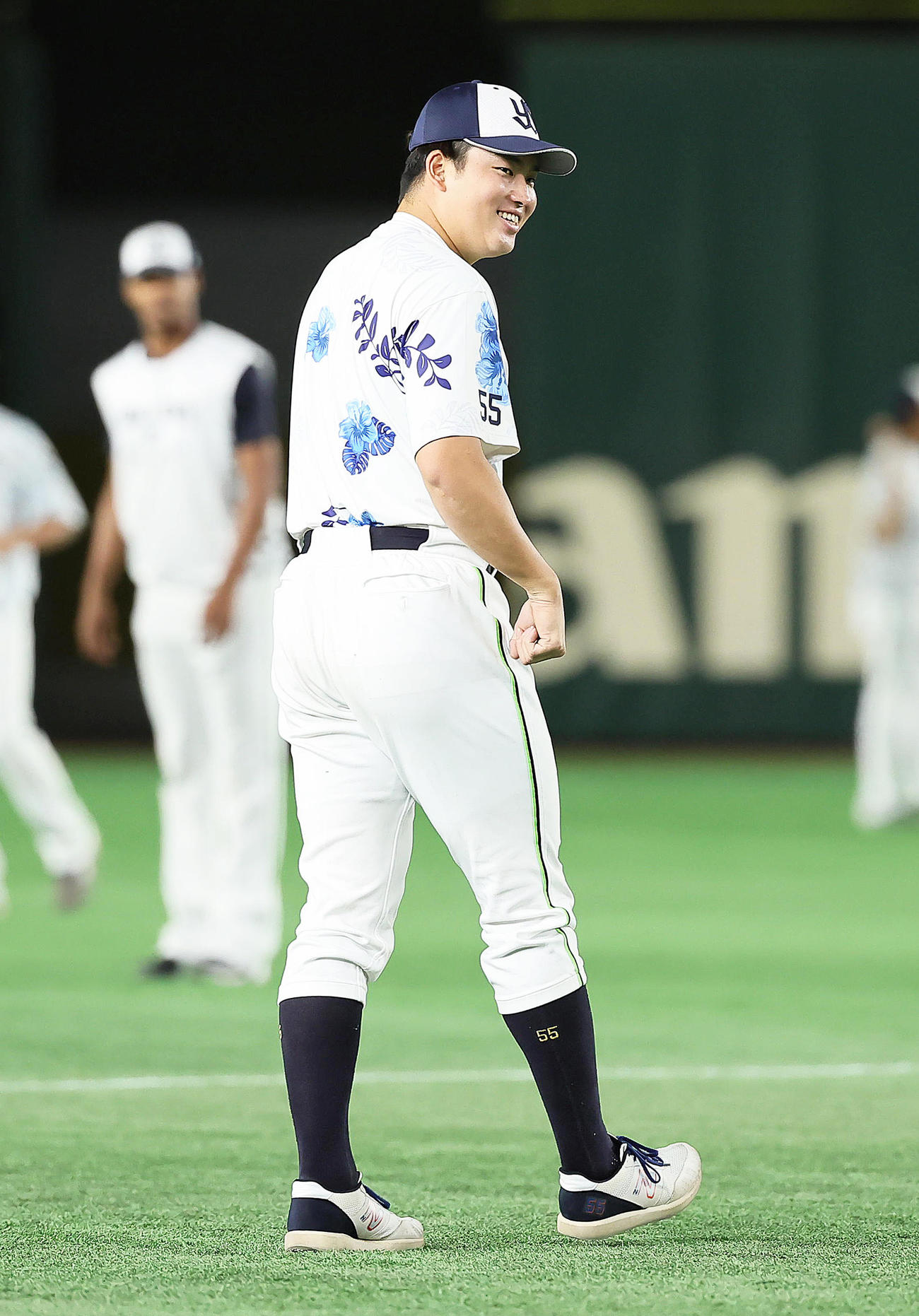 練習中、笑顔を見せるヤクルト村上（撮影・足立雅史）