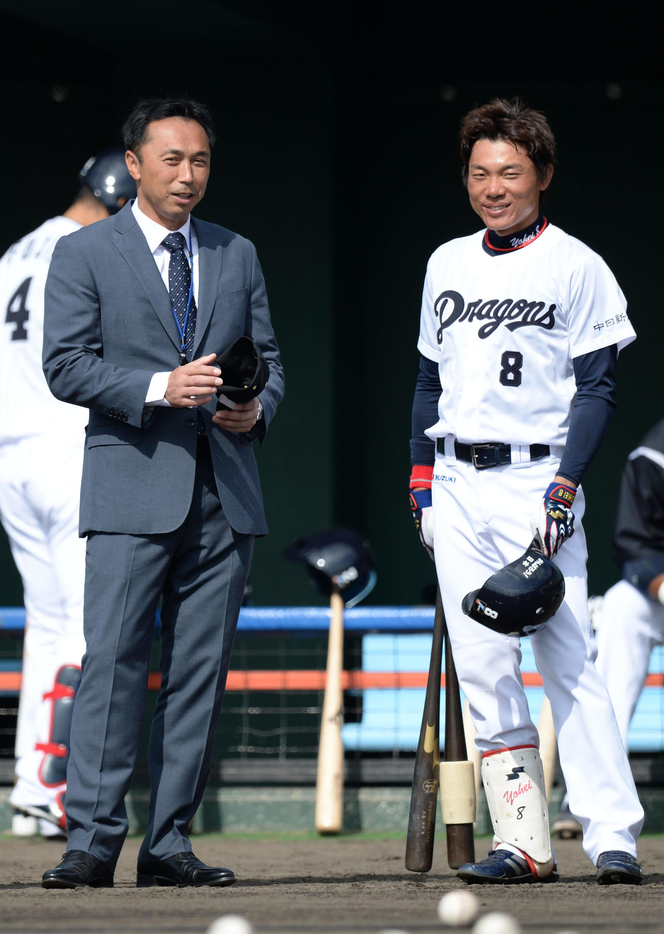 2015年2月、中日キャンプを訪れ大島（右）と話す本紙評論家の宮本慎也氏