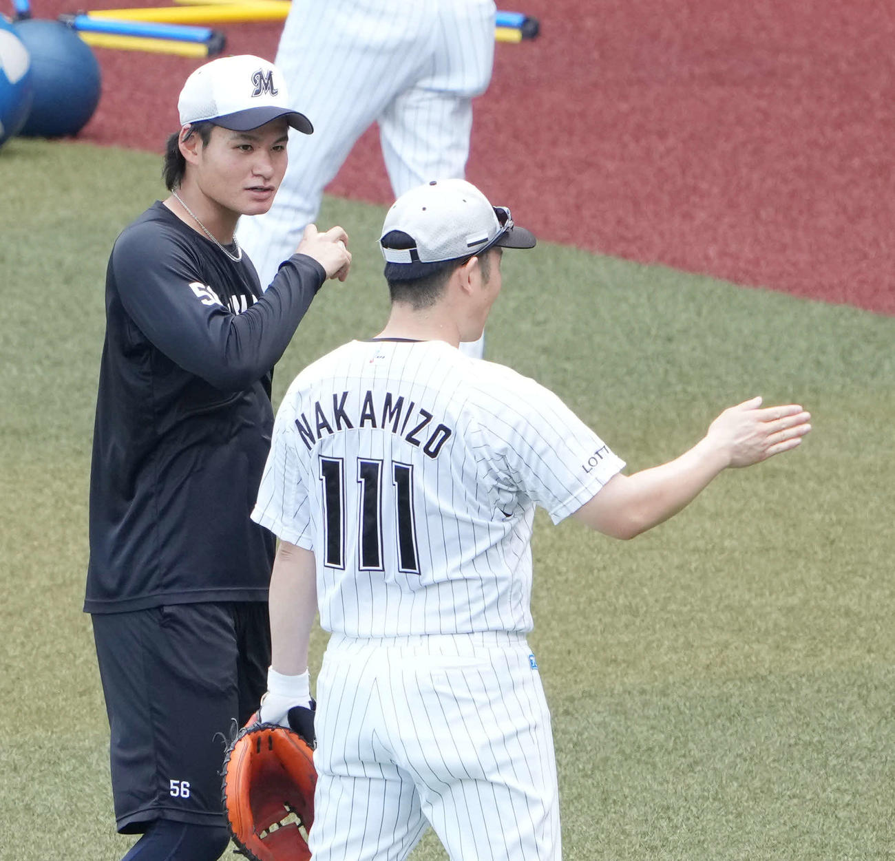 ロッテ対ソフトバンク、ロッテ中森俊介（左）は登板前日の練習に臨む（撮影・小沢裕）