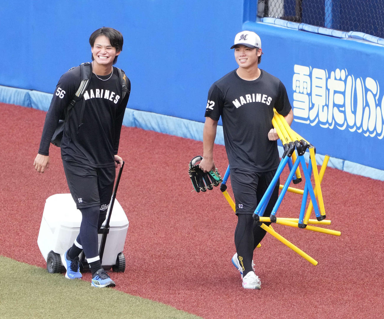 ロッテ対ソフトバンク、登板前日の練習を終え引き揚げるロッテ中森俊介。右は森（撮影・小沢裕）