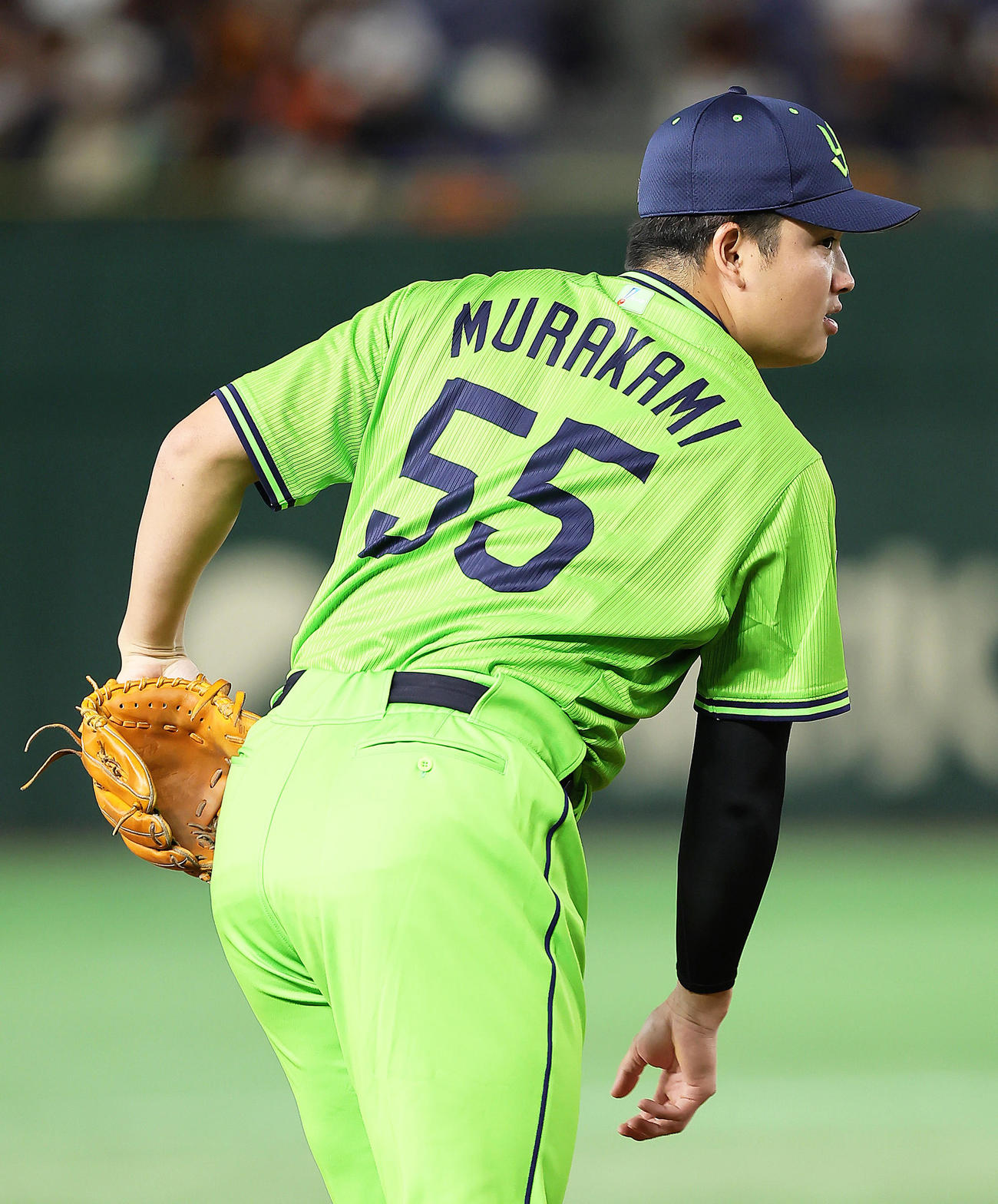 ユニホーム姿で練習するヤクルト村上（撮影・足立雅史）