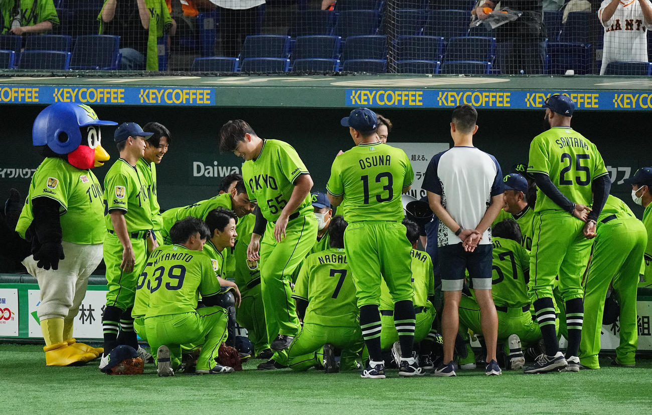 巨人対ヤクルト　試合前の円陣でナインにひと声かけ笑顔を見せるヤクルト村上（中央左）（撮影・垰建太）