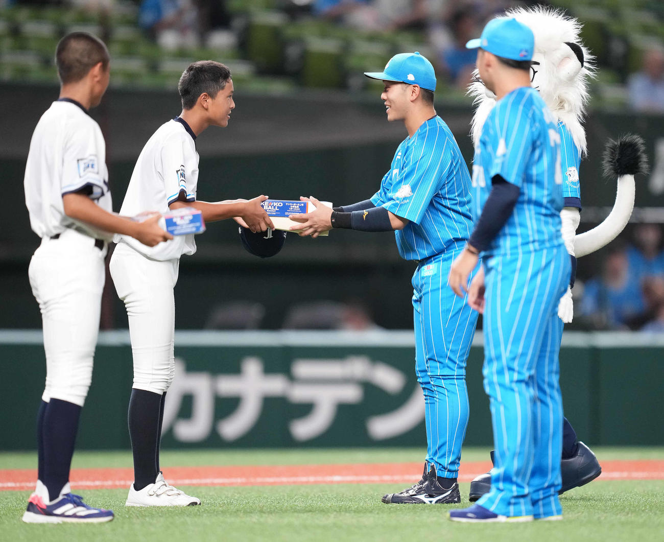 西武対オリックス　西武ジュニア、ジュニアユースの結成式でボールを贈呈する西武蛭間（右奥）。右手前は豆田（撮影・鈴木みどり）