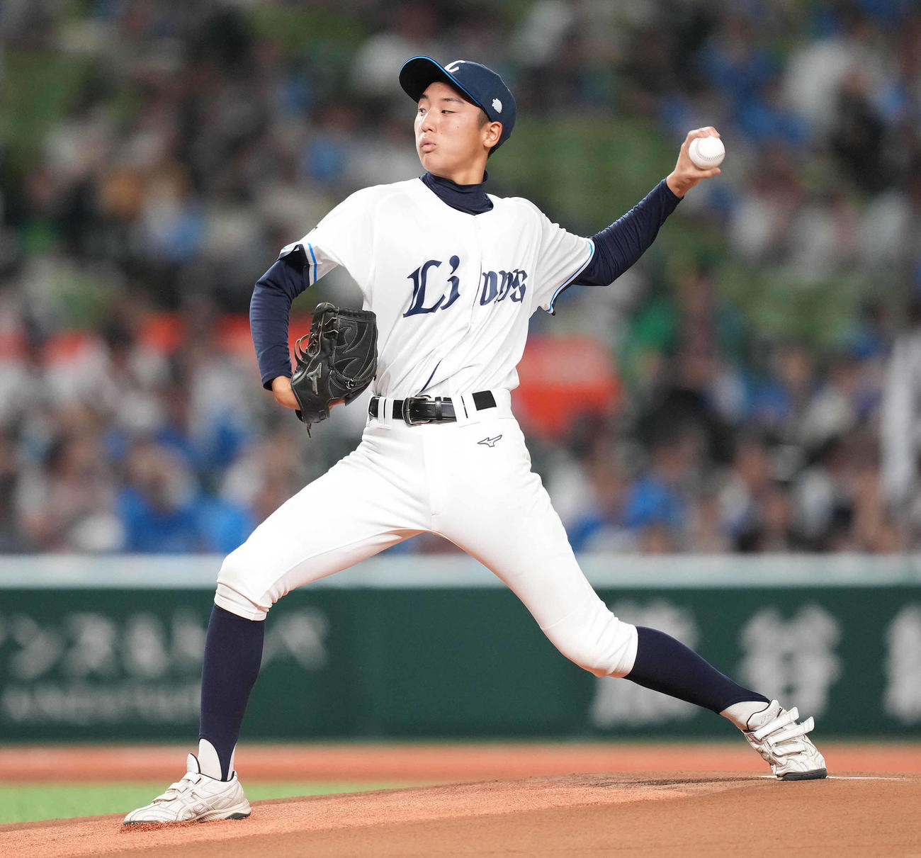 西武対オリックス　セレモニアルピッチで投球する西武ジュニアユースの前田悠太（撮影・鈴木みどり）
