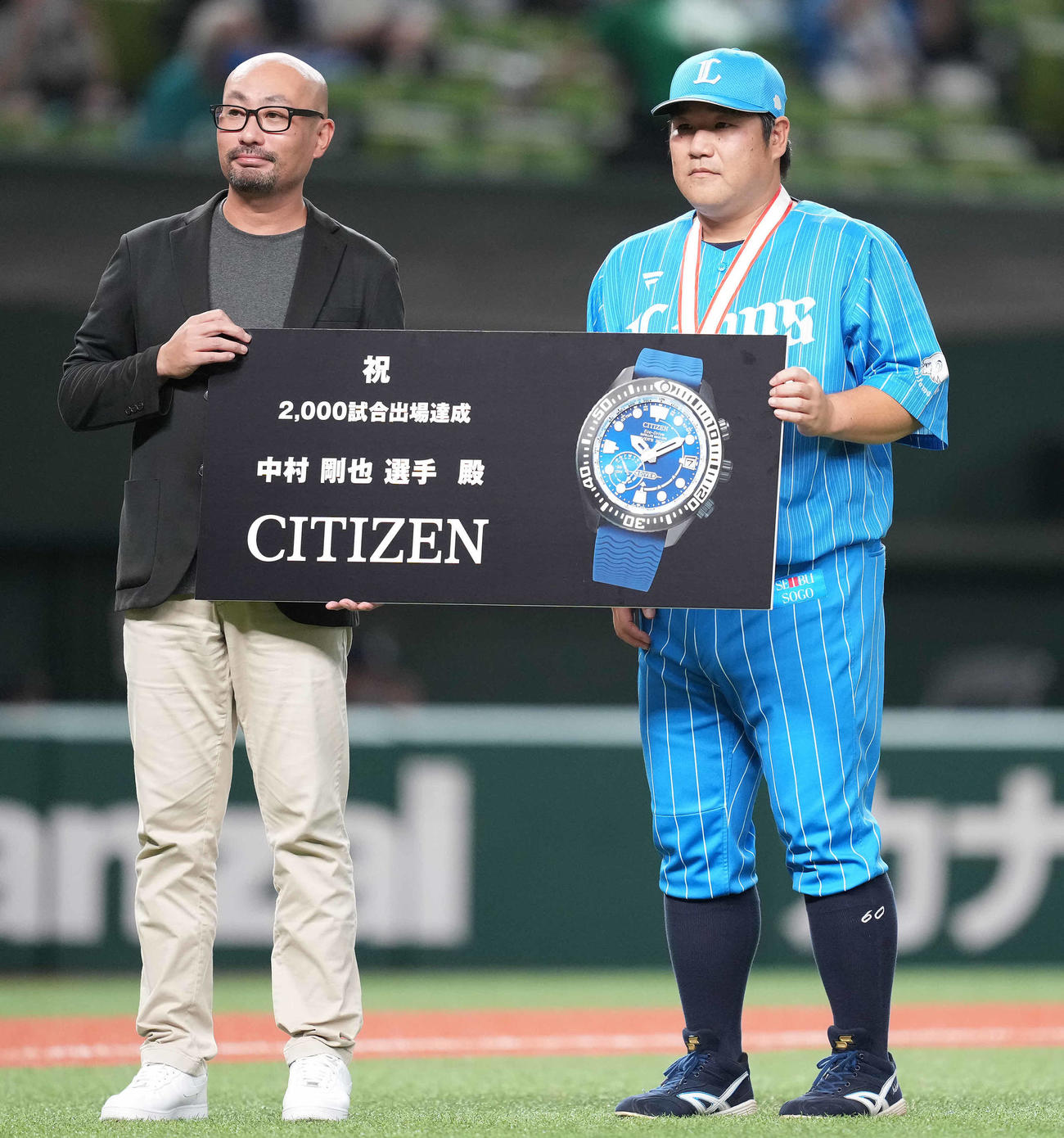 西武対オリックス　2000試合出場の表彰を受ける西武中村（右）（撮影・鈴木みどり）