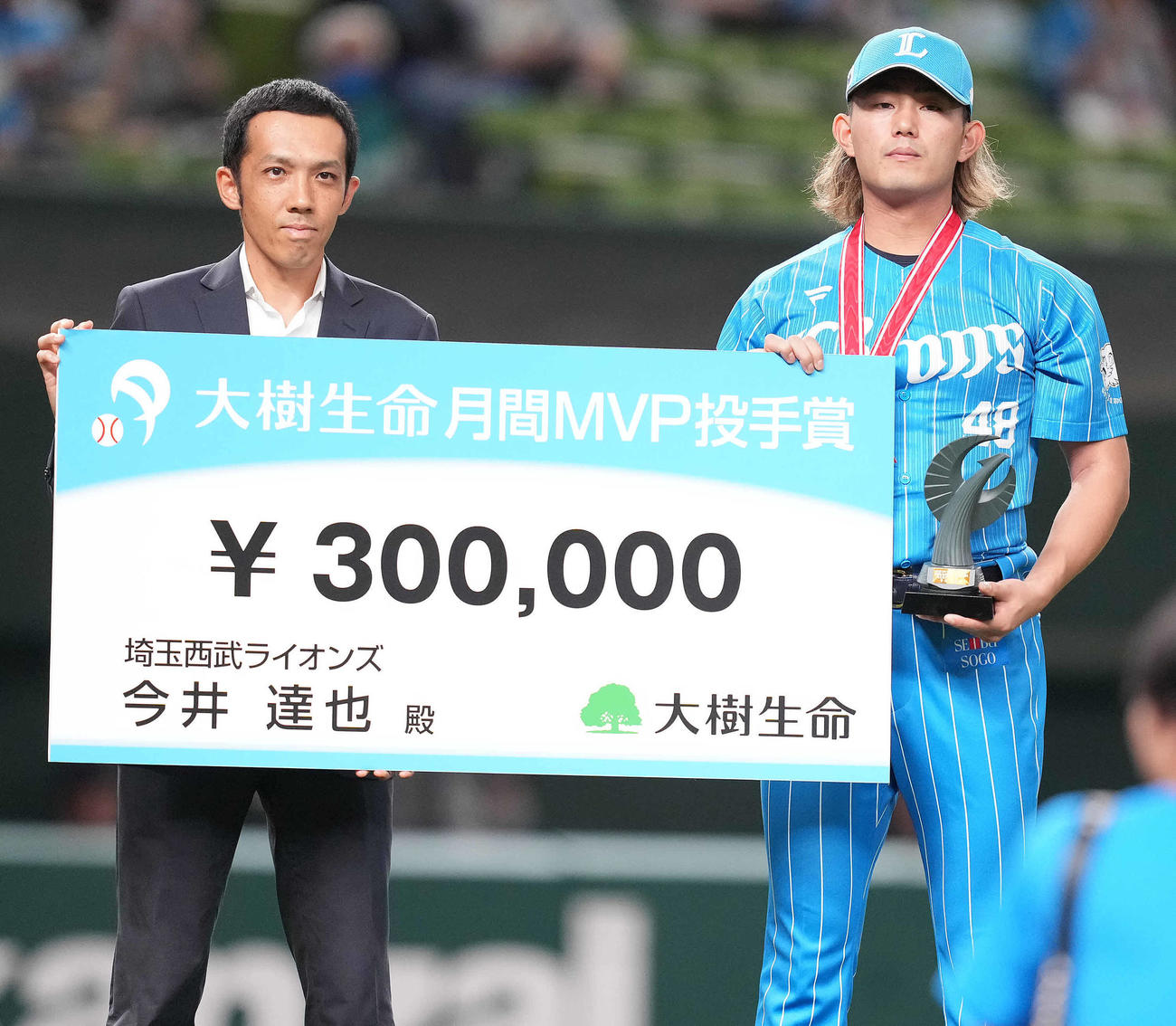 西武対オリックス　大樹生命7月度月間MVPの表彰を受ける西武今井（右）（撮影・鈴木みどり）