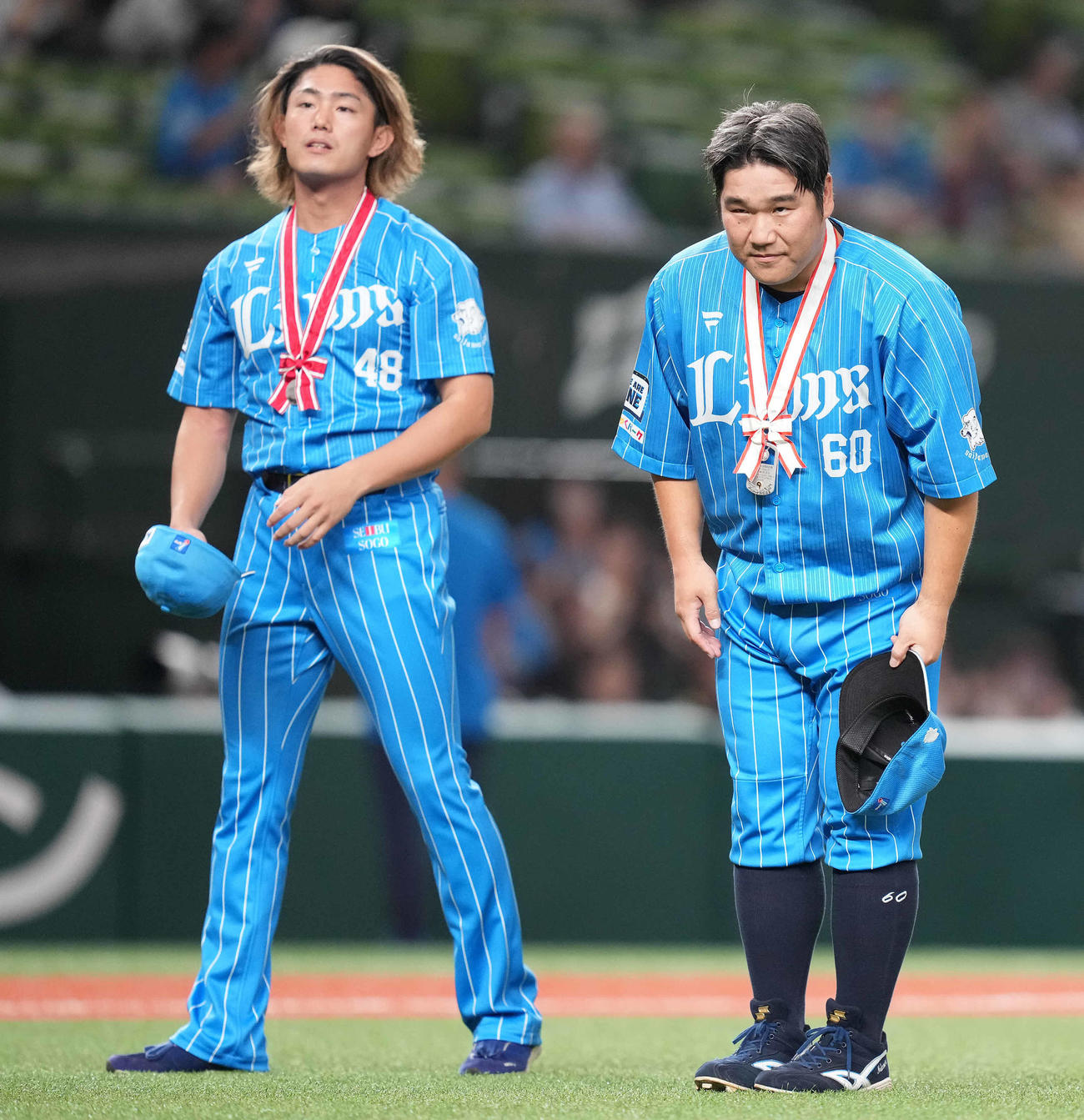 西武対オリックス　2000試合出場の表彰を終えた西武中村（右）と大樹生命7月度月間MVPの表彰を終えた西武今井（撮影・鈴木みどり）