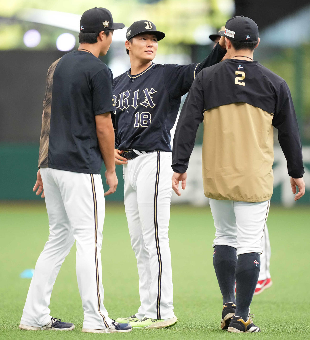 西武対オリックス　若月（右）の帽子を触るオリックス山本（撮影・鈴木みどり）