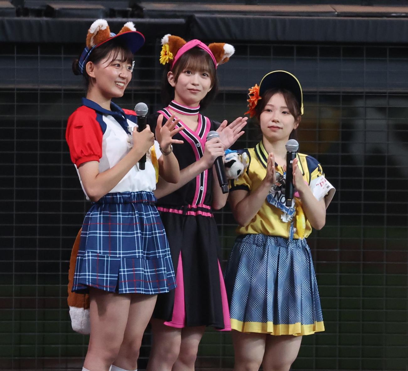 日本ハム対楽天　ビール販売NO1を決める選手権でトップをとった左からまひろさん、くるみさん、NOIさん（撮影・黒川智章）
