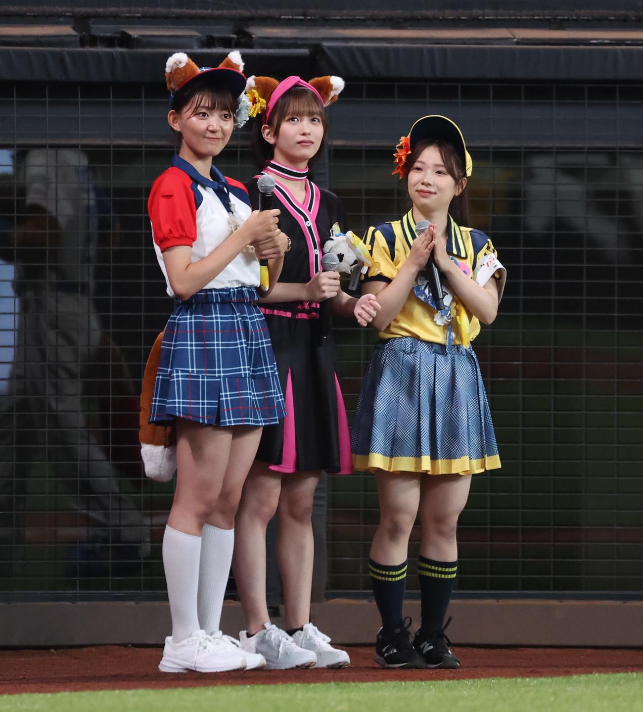 日本ハム対楽天　ビール販売NO1を決める選手権でトップをとった左からまひろさん、くるみさん、NOIさん（撮影・黒川智章）