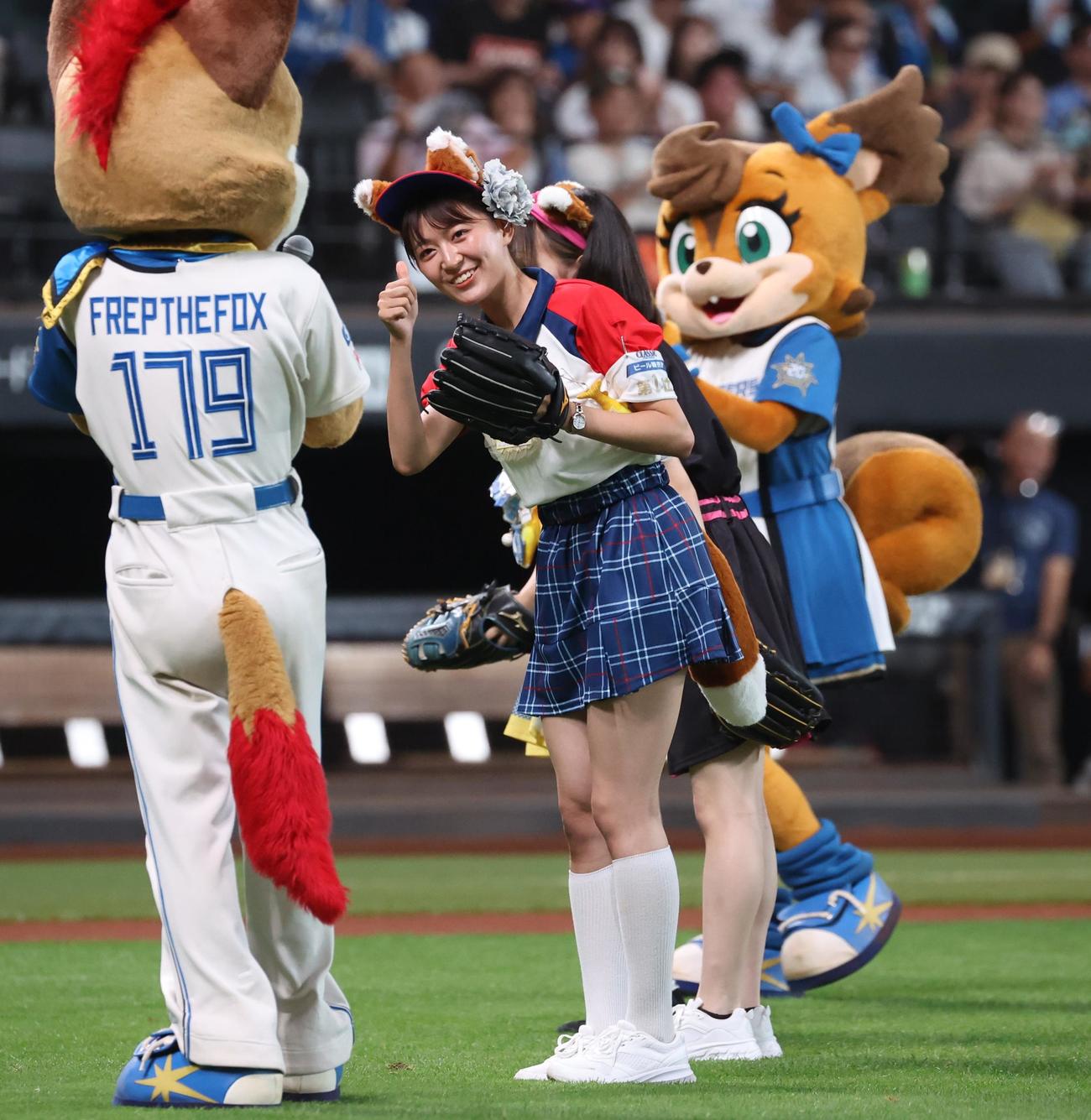 日本ハム対楽天　ビール販売NO1を決める選手権でトップをとりファーストピッチするまひろさん（手前）（撮影・黒川智章）