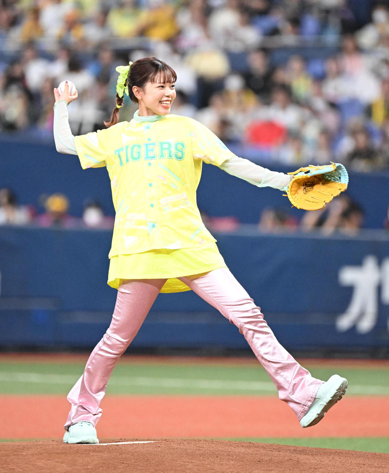 阪神対中日　ファーストピッチセレミニーを行うasmi（撮影・和賀正仁）