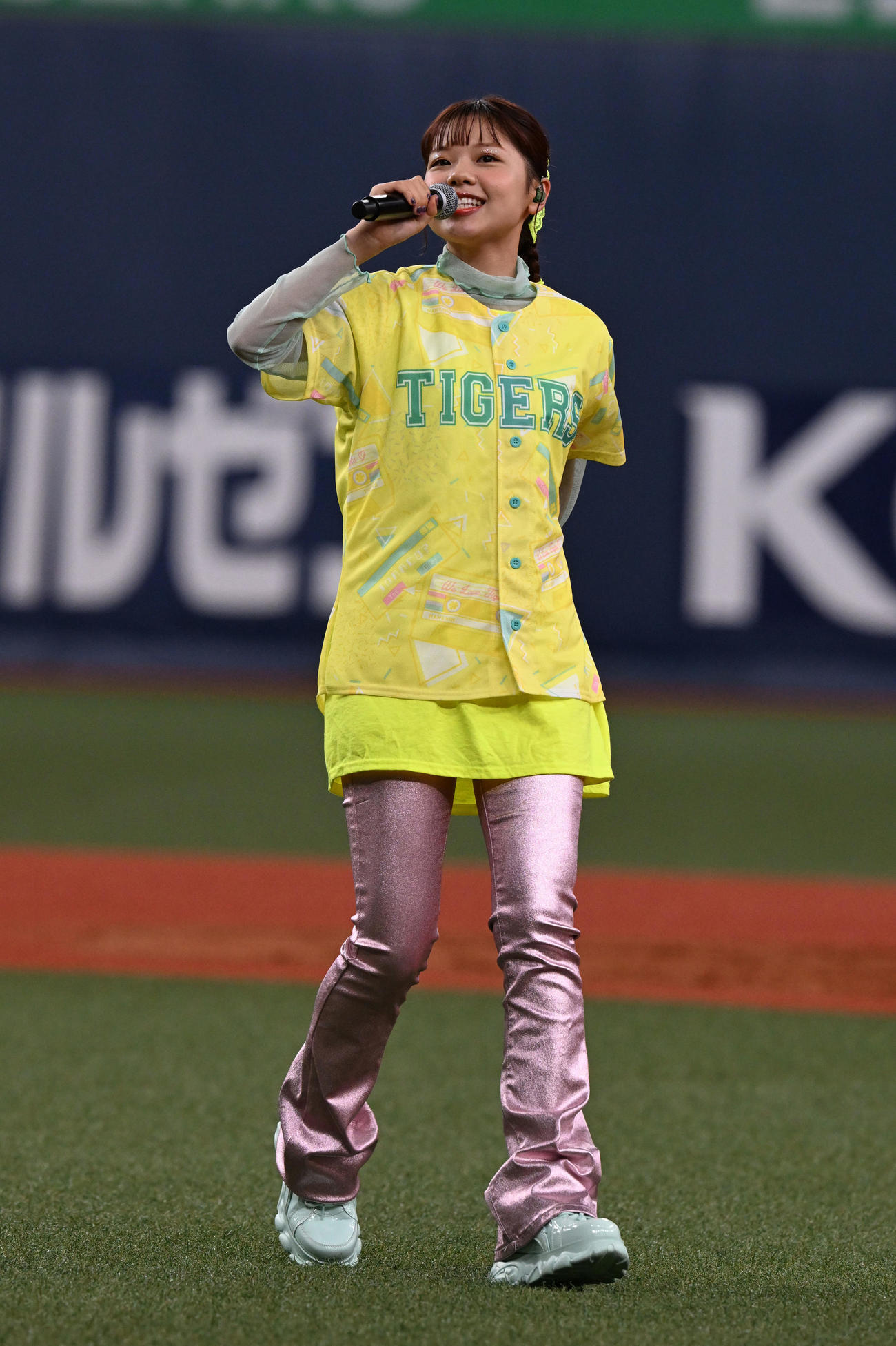 阪神対中日　TORACO DAYでLIVEを行うasmi（撮影・前岡正明）