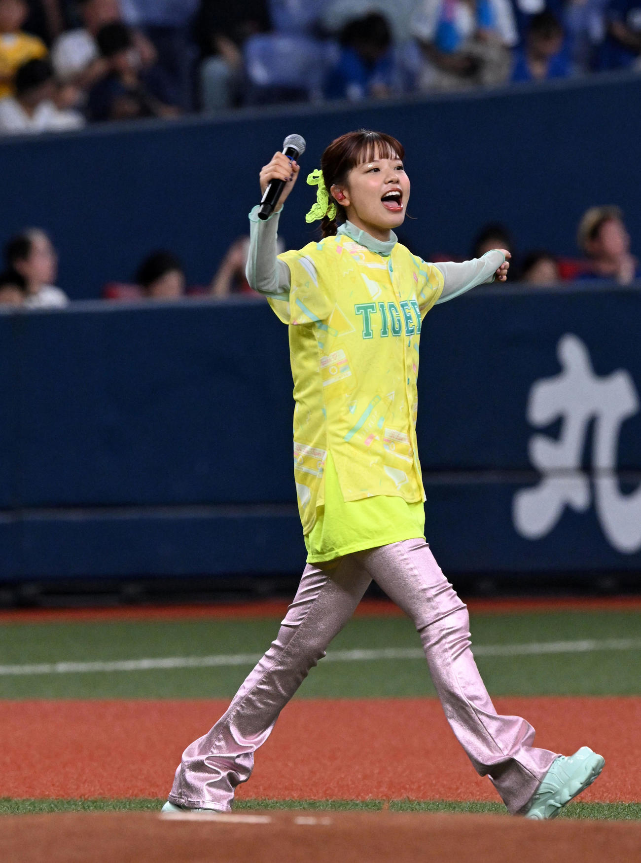 阪神対中日　TORACO DAYでLIVEを行うasmi（撮影・前岡正明）