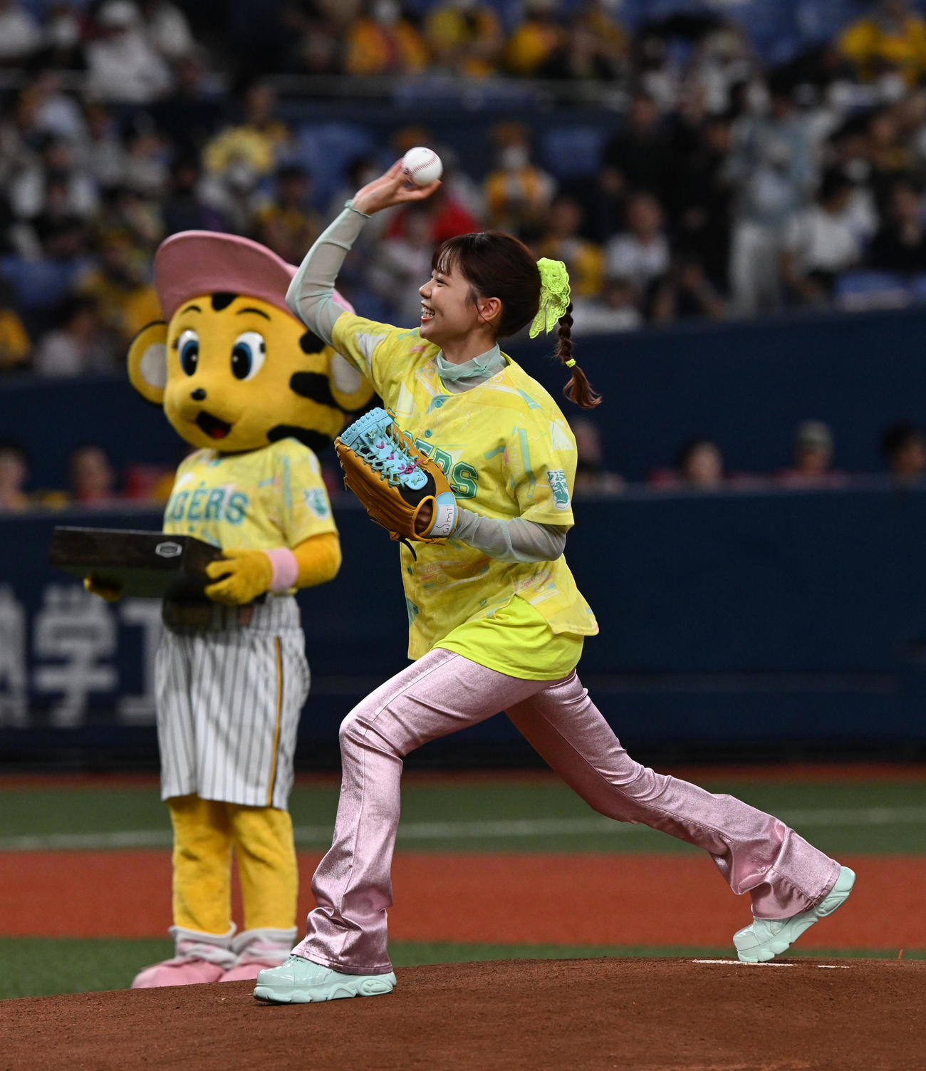 阪神対中日　ファーストピッチセレモニーを行ったasmi（撮影・前岡正明）