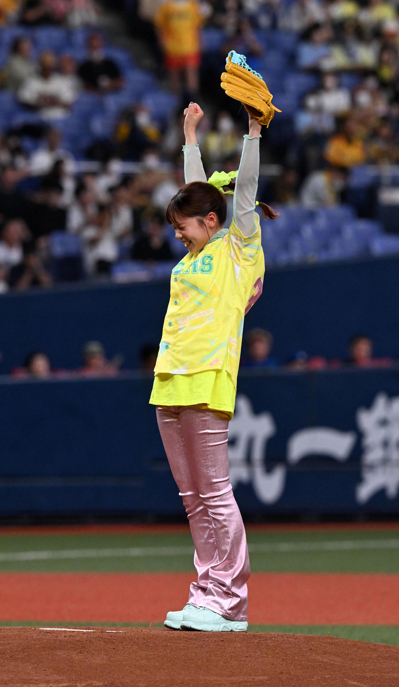 阪神対中日　ファーストピッチセレモニーを行ったasmi（撮影・前岡正明）