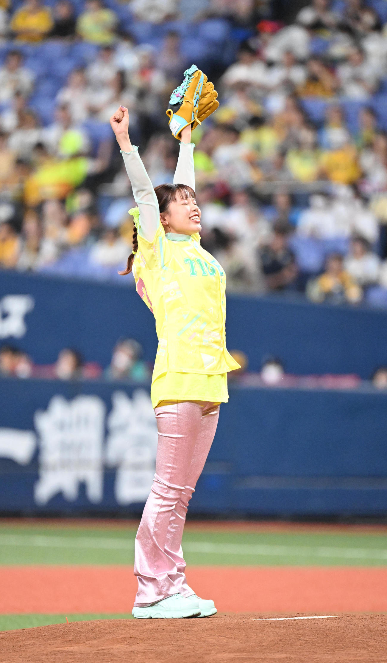 阪神対中日　ファーストピッチセレミニーを行うasmi（撮影・和賀正仁）