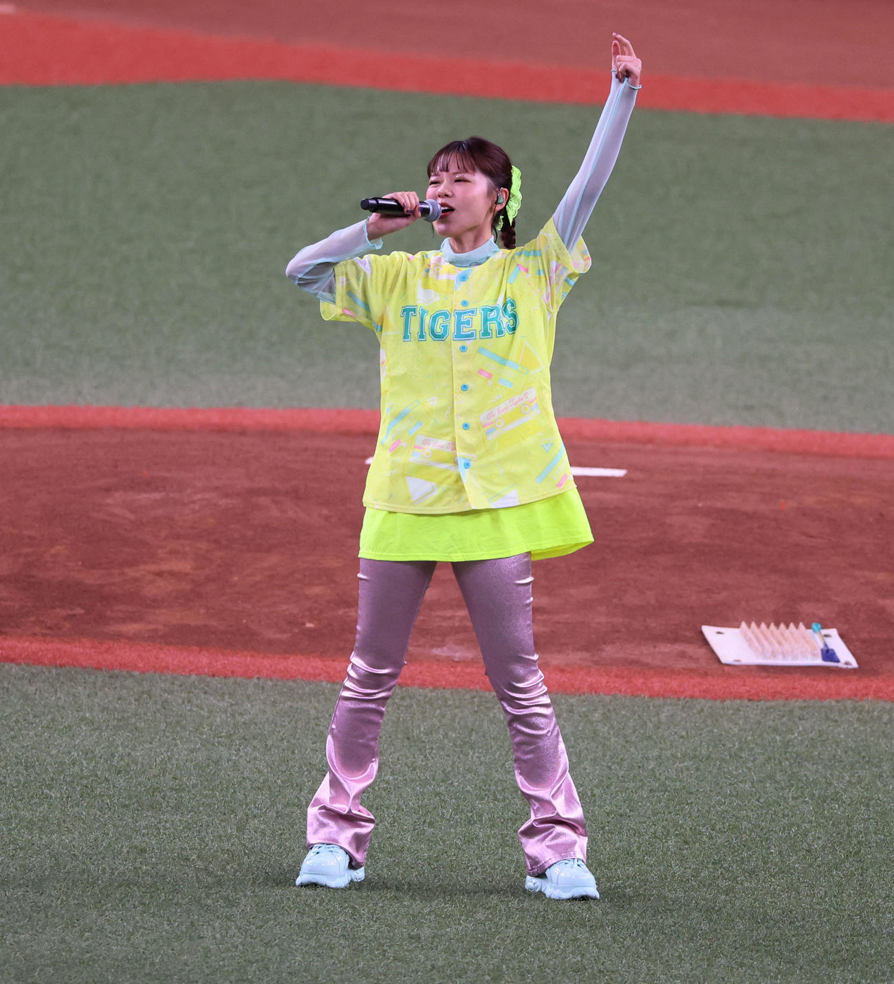 阪神対中日　ミニライブを行うasmi（撮影・加藤哉）