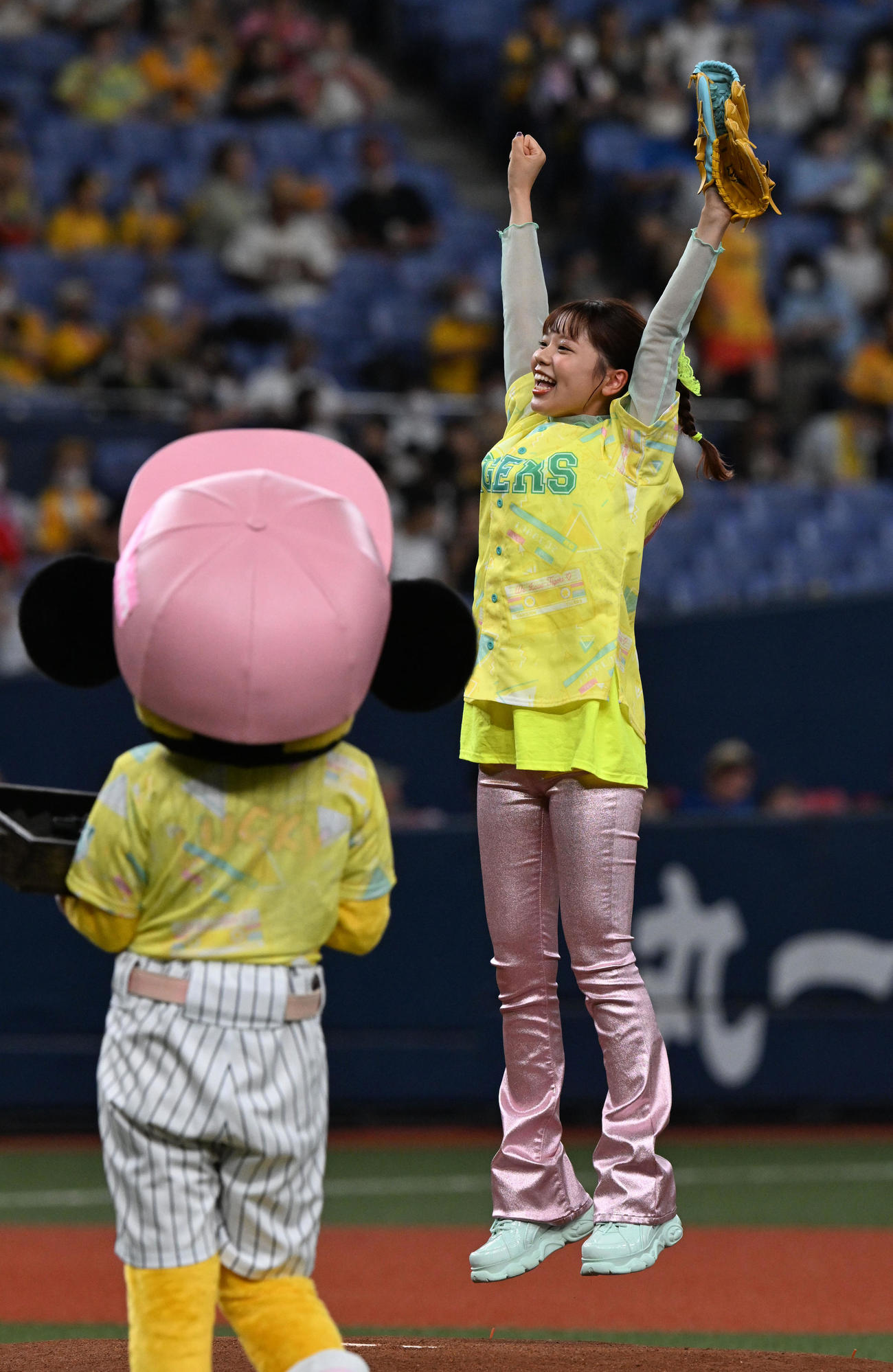 阪神対中日　ファーストピッチセレモニーを行ったasmi（撮影・前岡正明）
