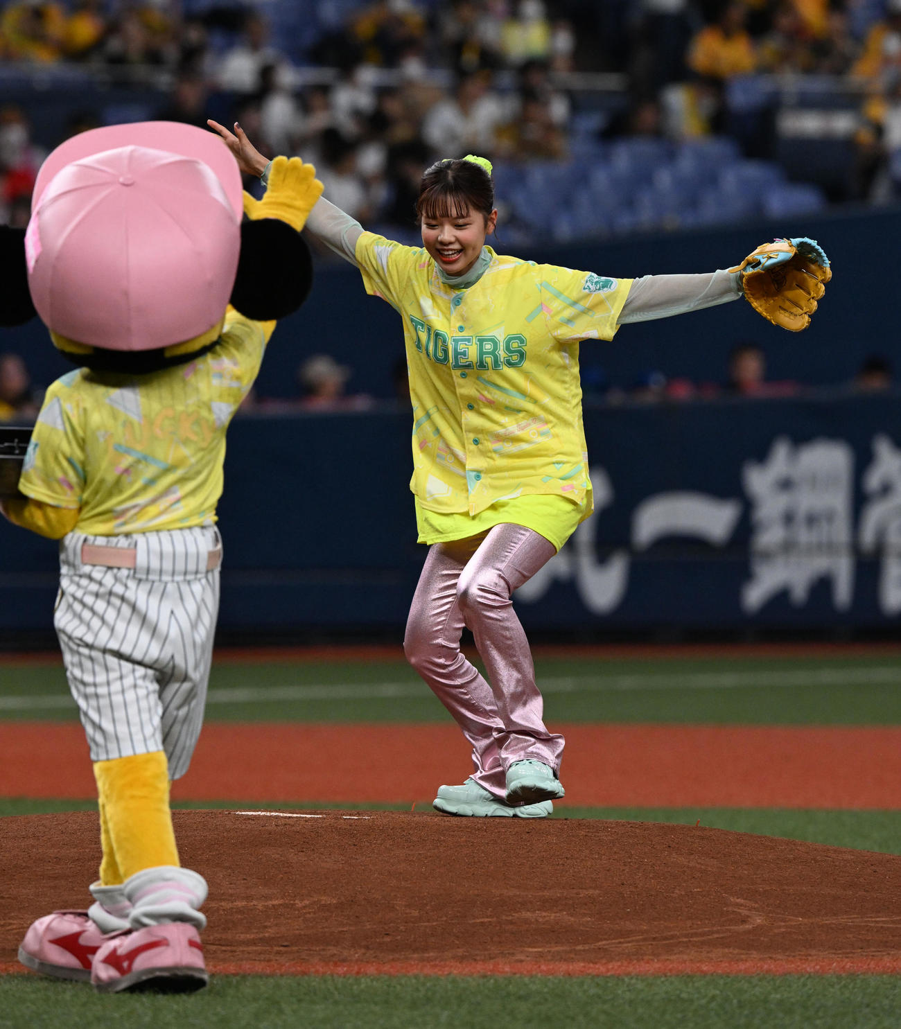 阪神対中日　ファーストピッチセレモニーを行ったasmi（撮影・前岡正明）