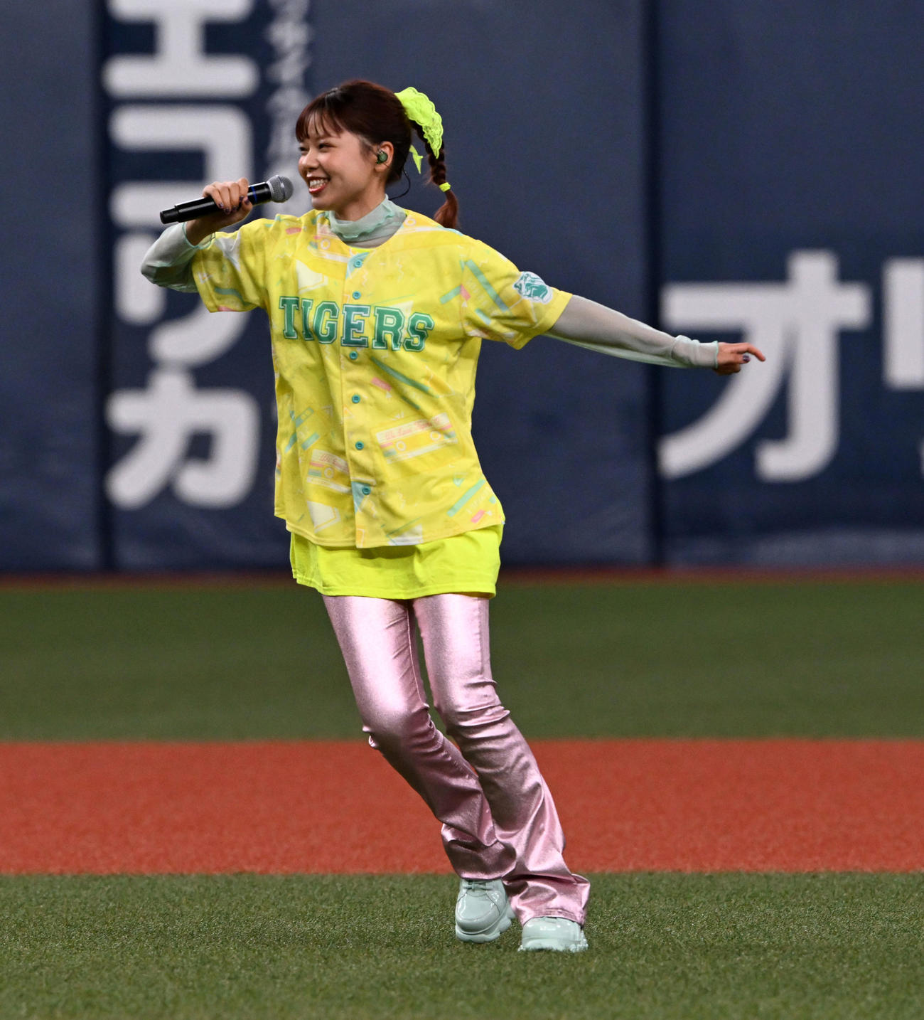 阪神対中日　TORACO DAYでLIVEを行うasmi（撮影・前岡正明）