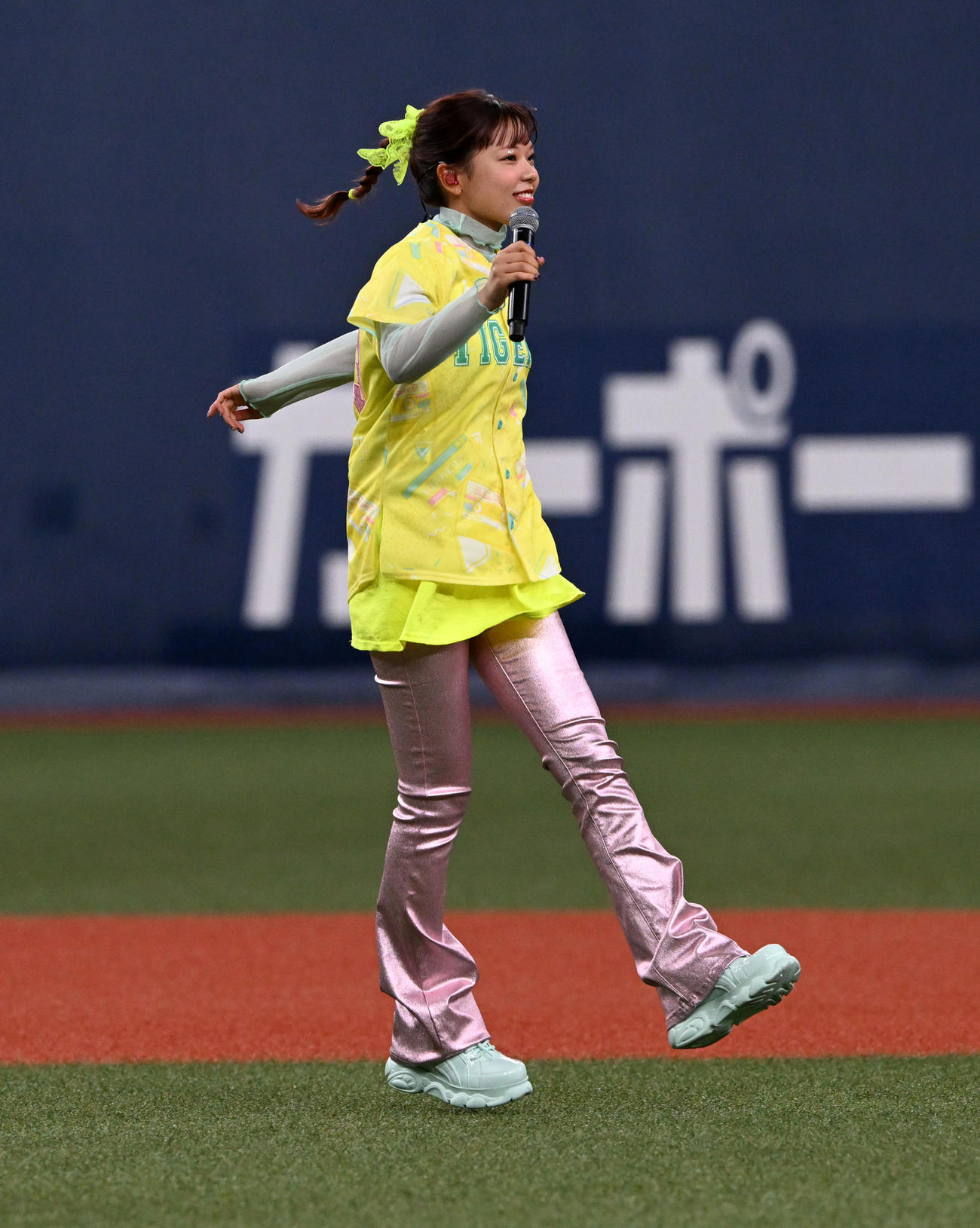阪神対中日　TORACO DAYでLIVEを行うasmi（撮影・前岡正明）