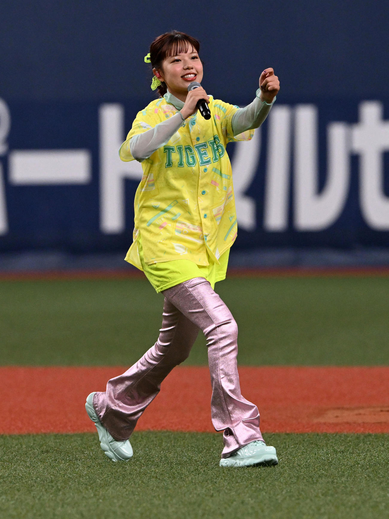 阪神対中日　TORACO DAYでLIVEを行うasmi（撮影・前岡正明）