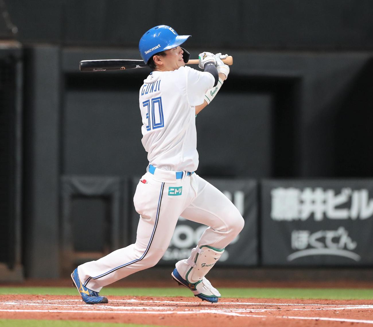 日本ハム対楽天　1回裏日本ハム2死二塁、左越え2点本塁打を放つ郡司（撮影・黒川智章）