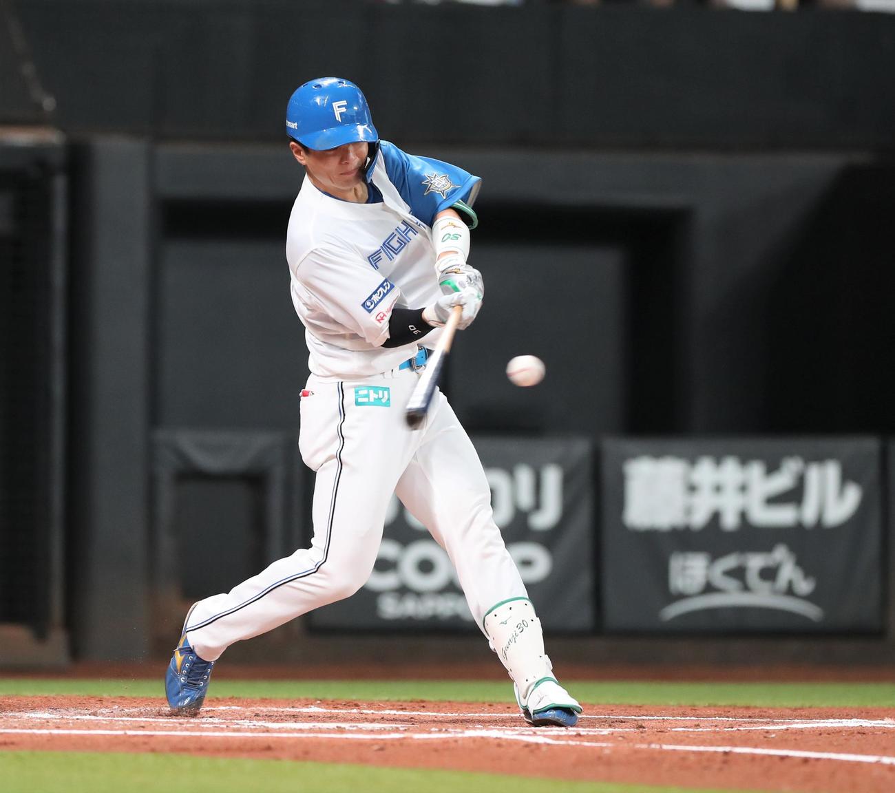 日本ハム対楽天　1回裏日本ハム2死二塁、左越え2点本塁打を放つ郡司（撮影・黒川智章）