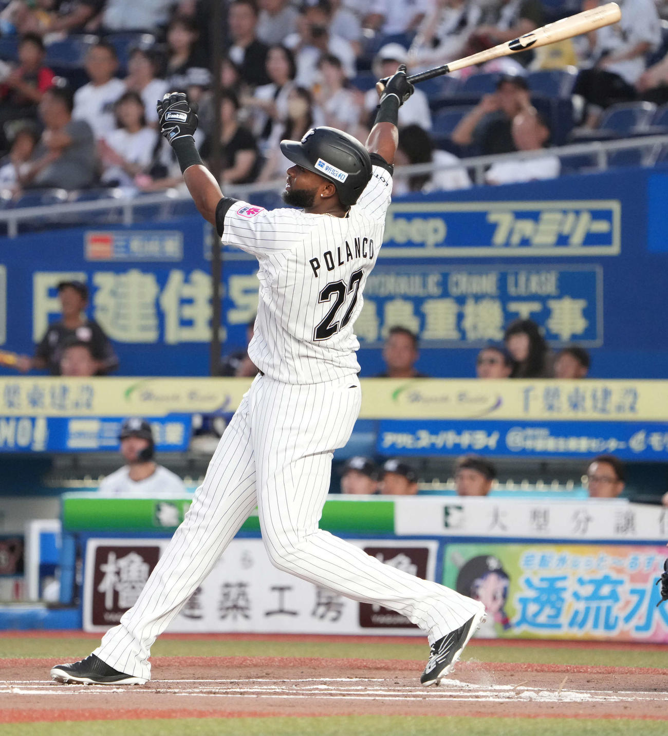 ロッテ対ソフトバンク、1回裏ロッテ2死一塁、ポランコは右越えに2点本塁打を放つ（撮影・小沢裕）