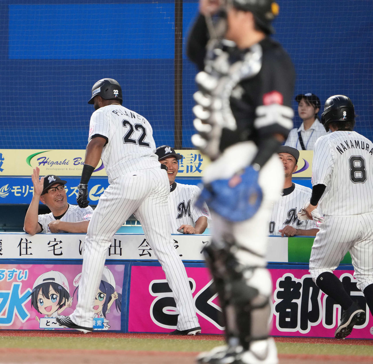ロッテ対ソフトバンク、1回裏ロッテ2死一塁、ポランコは右越えに2点本塁打を放ち吉井監督（左）の祝福を受ける（撮影・小沢裕）