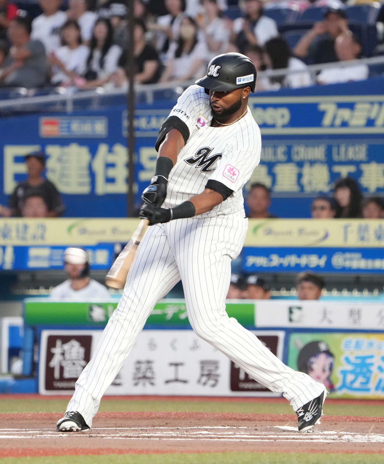 ロッテ対ソフトバンク、1回裏ロッテ2死一塁、ポランコは右越えに2点本塁打を放つ（撮影・小沢裕）